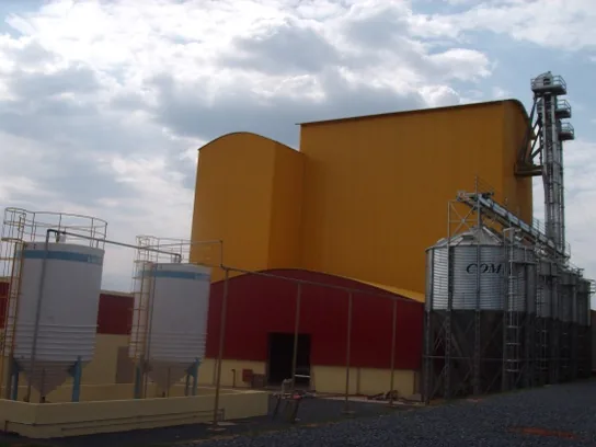 Fábrica de ração com silos de dosagem e torre de elevadores